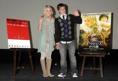 AnnaSophia Robb and Josh Hutcherson