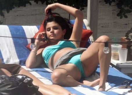 Selena Bikini Famousfix Selena Gomez Gomez Hot Hot mnwOPyvN80