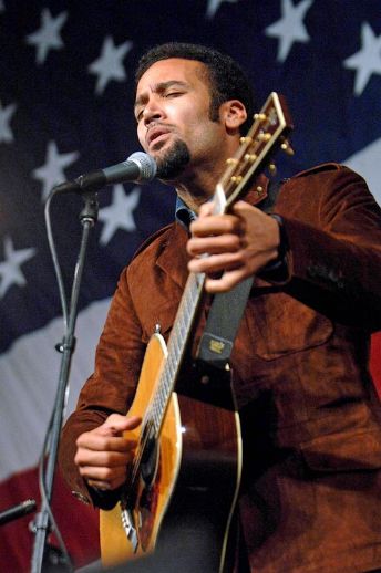 Ben Harper performs at the Obama for America fundraiser at New York s 
