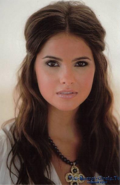 Shelley Hennig Previous PictureNext Picture 