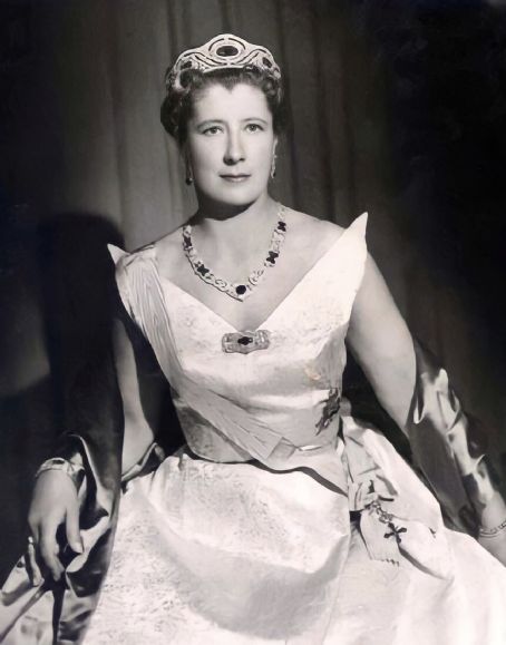 Infanta Alicia, Dowager Duchess of Calabria