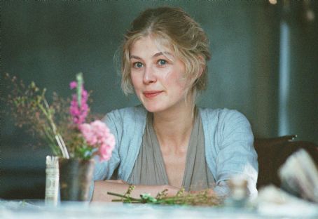 Jane Bennet - Rosamund Pike stars in Joe Wright’s PRIDE & PREJUDICE, a Focus Features release. Photo: Alex Bailey.