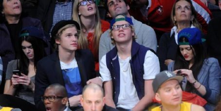 Kylie Jenner and Cody Simpson - Cody Simpson and Kylie Jenner Lakers Game Date Night with Kendall Jenner and Jake Thrupp