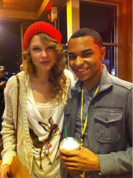 Taylor Swift Posed With Fans Outside The Pancake Pantry In