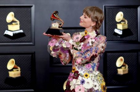 Taylor Swift pose on the red carpet at the 63rd Annual Grammy Awards - Media Room (2021)