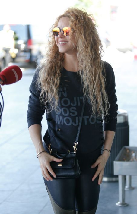 Shakira – Catching a Flight Out of Barcelona 06/01/2018 | Shakira