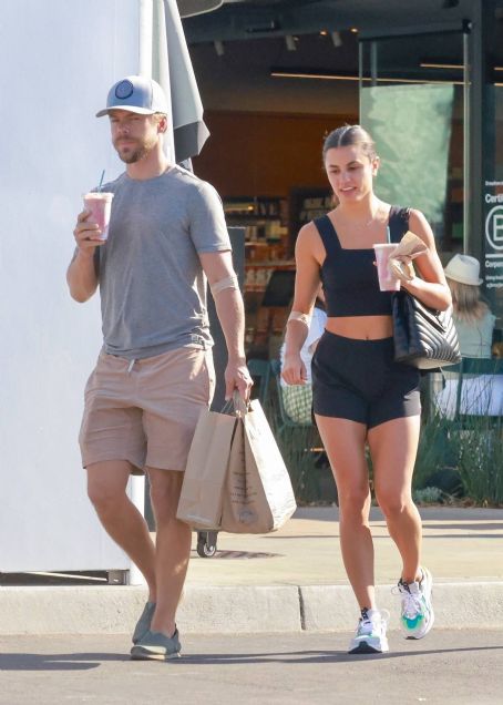 Who is Derek Hough dating? Derek Hough girlfriend, wife