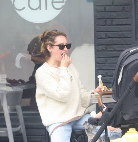 Ashley Tisdale – Spotted with her family at Mustard Seed Cafe in Los Feliz