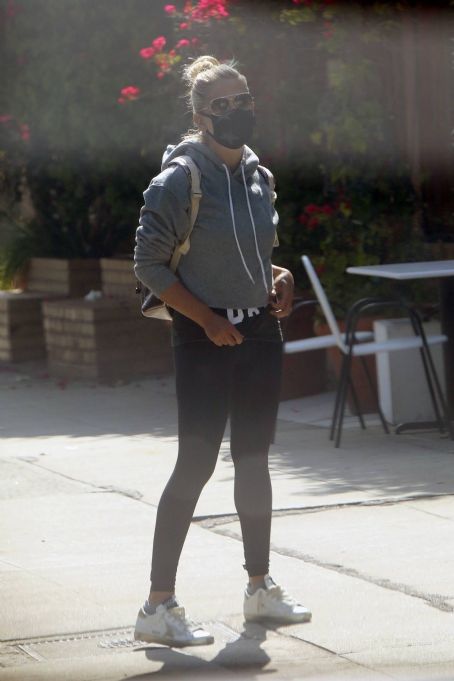 Sarah Michelle Gellar – Wears shirt that says ‘Slay All Day’ in Los