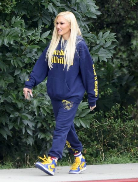 Gwen Stefani – With her husband Blake Shelton take a walk in Los Angeles