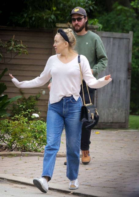 Kate Hudson – Visits with friends in Pacific Palisades