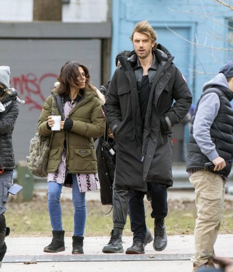 Sarah Shahi On The Set In Toronto Picture Photo Of Sarah Shahi And Adam Demos Fanpixnet 5716