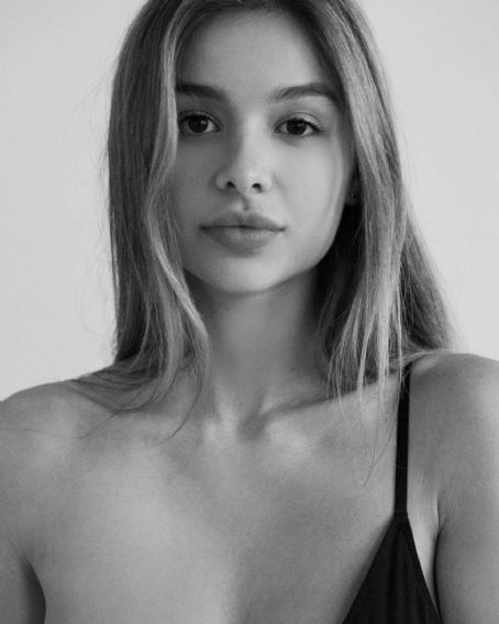 Sophie Mudd Photos - Sophie Mudd Picture Gallery - FamousFix