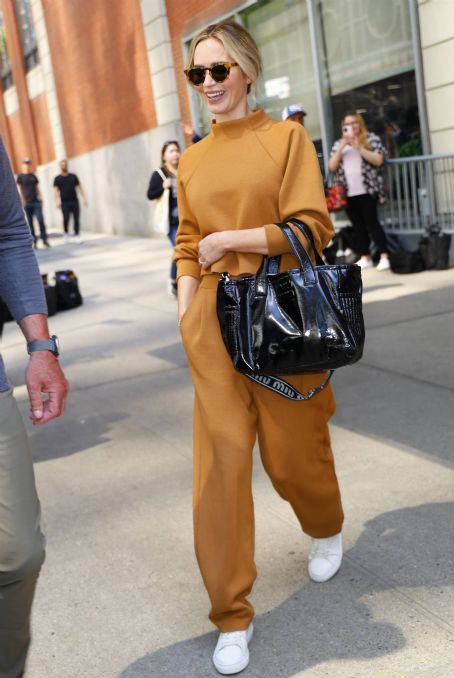 Emily Blunt – Arrive at the Drew Barrymore show in New York