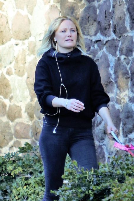 Malin Akerman – Steps out for a walk in Los Angeles