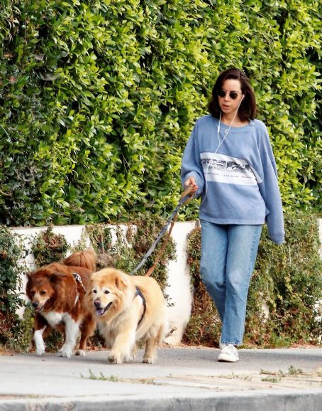 Aubrey Plaza – Taking her dogs out for a walk in Los Feliz