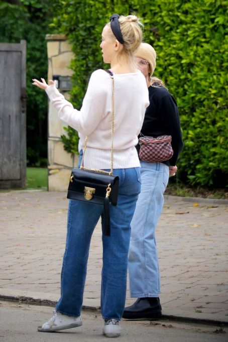 Kate Hudson – Visits with friends in Pacific Palisades