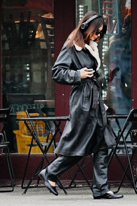 Emily Ratajkowski – Seen during a morning walk in New York
