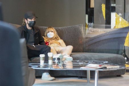 Heidi Klum – With Tom Kaulitz test couches for comfort at Edra in West Hollywood
