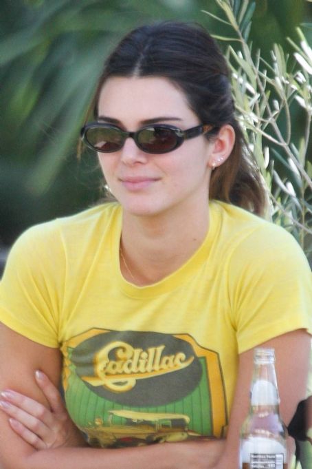Kendall Jenner – Grab lunch with a friend in Malibu | Kendall Jenner ...