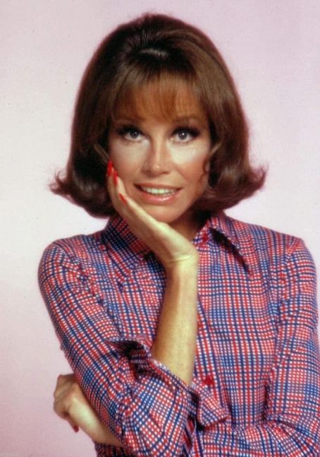 Mary Tyler Moore - FamousFix