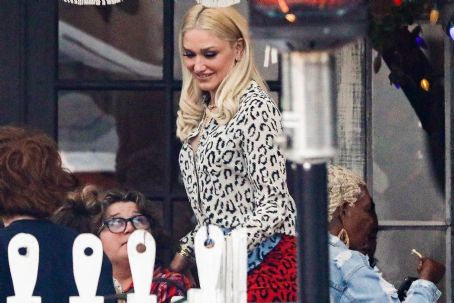 Gwen Stefani – On a Mother’s Day dinner with Blake Shelton at the Ivy in Beverly Hills
