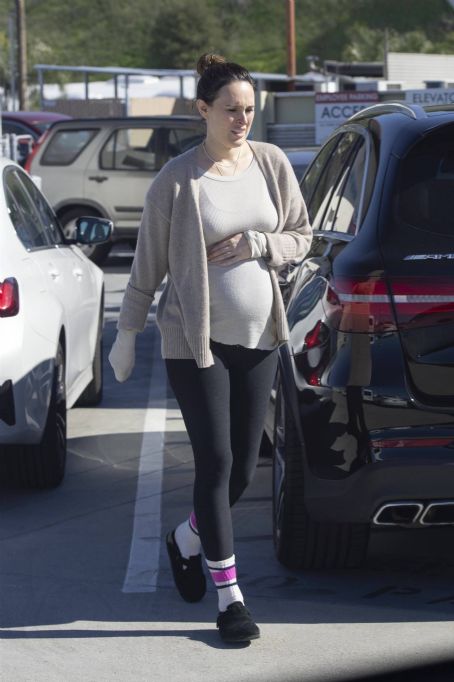 Rumer Willis – Walks out of a hospital in Culver City