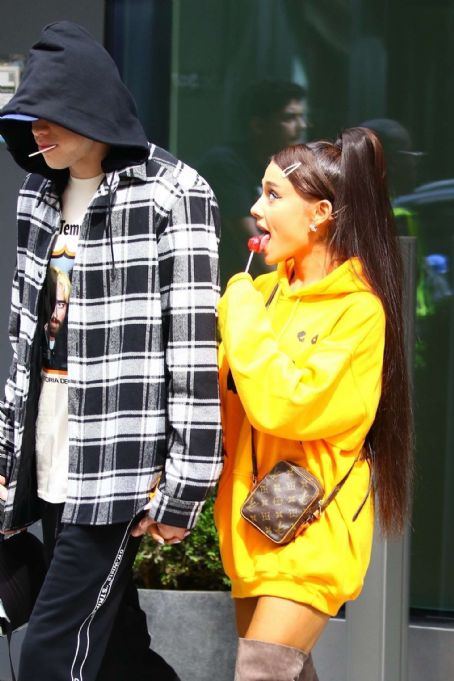 Ariana Grande and Pete Davidson out in Chelsea Picture - Photo of Pete ...