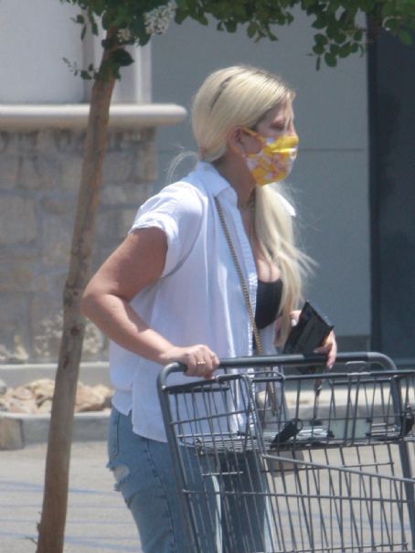 Tori Spelling Goes grocery shopping at Bristol Farms in Woodland Hills