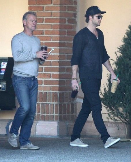 Liam Hemsworth and his dad stop by a grocery store for a few things in Malibu, California on December 22, 2013