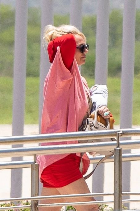 Britney Spears – Leaving Cabo after her vacation