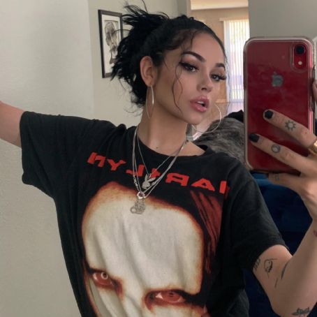 Who is Maggie Lindemann dating? Maggie Lindemann boyfriend, husband