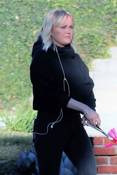 Malin Akerman – Steps out for a walk in Los Angeles