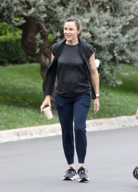 Jennifer Garner – Out for a morning walk in Brentwood