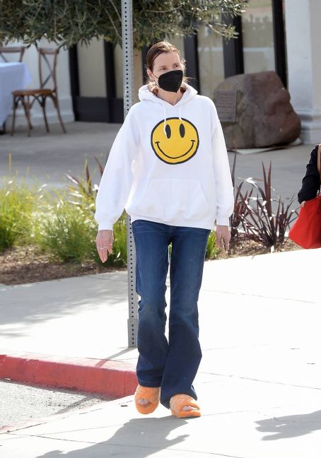 Geena Davis – Run errands wearing slippers in Los Angeles