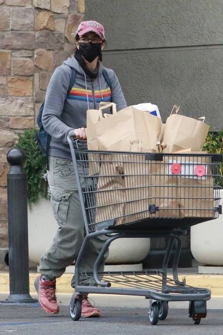 Sarah Silverman – Does her grocery shopping at Gelson’s Market in Los Feliz