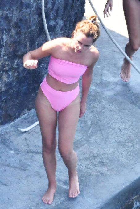 Emma Watson – In Pink bikini in Positano – Italy (hq)
