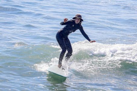 Leighton Meester – Solo surf in Malibu - FamousFix