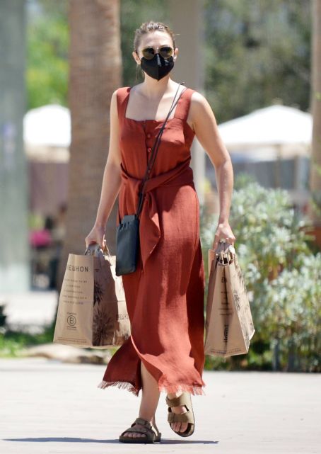 Elizabeth Olsen – Shopping for groceries at Erewhon Market in Los