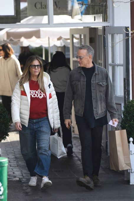 Rita Wilson – Shopping at Brentwood Country Mart