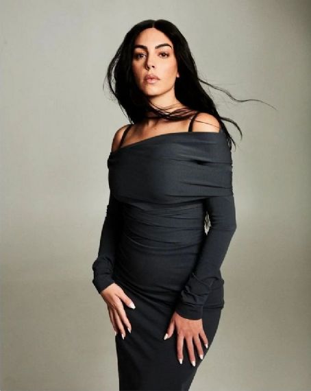 Georgina Rodríguez - Elle Magazine Pictorial [Spain] (January 2023)
