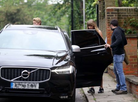 Taylor Swift and Joe Alwyn leaving a restaurant in London