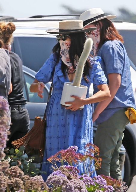 Abigail Spencer – Sets up her floral company at the farmer’s market in