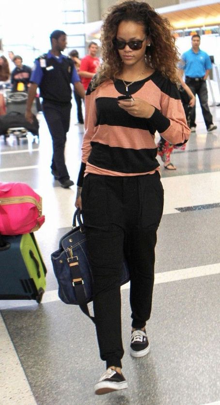 Prøve Premonition forælder Rihanna: Walking through LAX Airport - FamousFix.com post