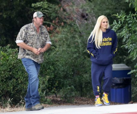 Gwen Stefani – With her husband Blake Shelton take a walk in Los Angeles