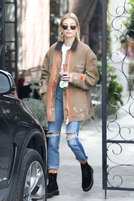 Hailey Baldwin at hair salon in Los Angeles