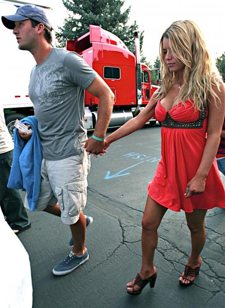Jessica Simpson - Candids At The Heart Concert In Lake Tahoe -  FamousFix.com post