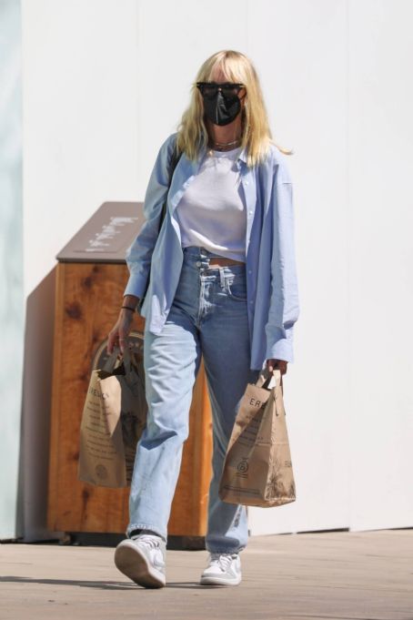 Kimberly Stewart – Running errands in Los Angeles | Kimberly Stewart