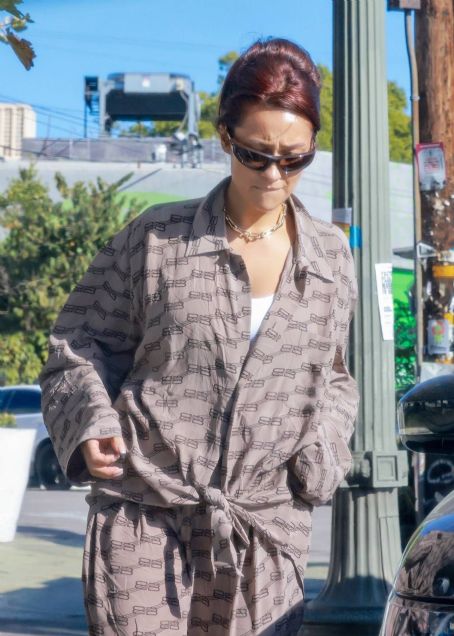 Shay Mitchell – Out to lunch in Silver Lake