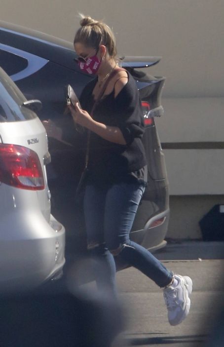 Sarah Michelle Gellar – Wears an off the shoulder in Brentwood | Sarah
